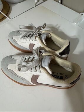 LUCKY STEP Women's Cream & Brown Retro Sneakers